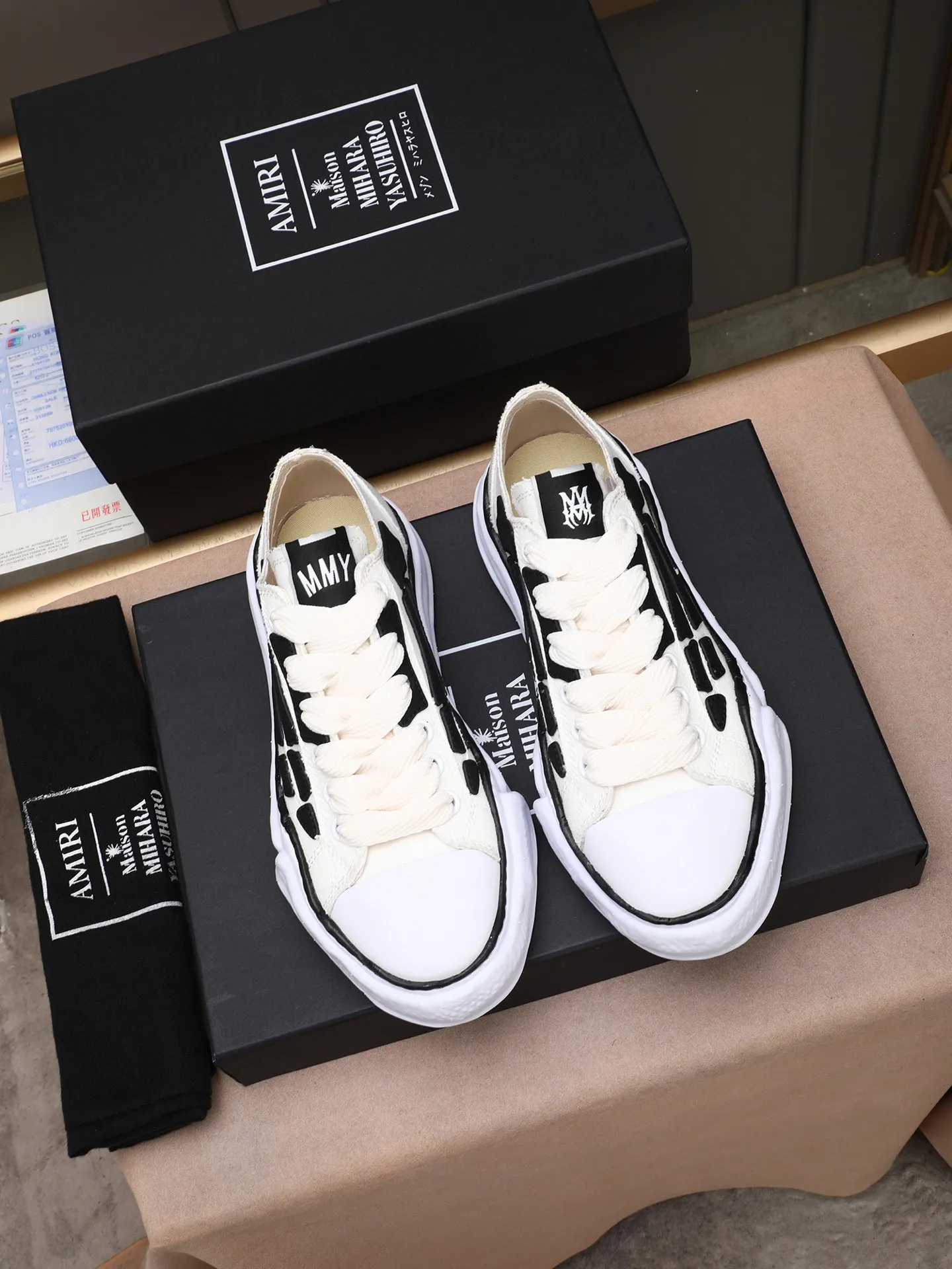 Men's shoes 💰520 AMIRI × Maison MIHARA YASUHIRO Bone Dissolving Shoes Brand Order Original Order Quality 🌈 AMIRIxMMY work together to launch joint shoes that cleverly integrate the classic designs of the two brands. The handmade clay mold soles and AMIRI's signature BONES leather embroidery details are a major feature of the shoes, showing unique craftsmanship and style 🚩 Material: upper original custom-made space Monica canvas! Lining: original technical cloth, outsole: original molded EVA foam bottom, code number: women's 35-39 (40, custom-made, non-refundable), men 39-44 (45, custom-made, non-refundable), full set of counter original packaging